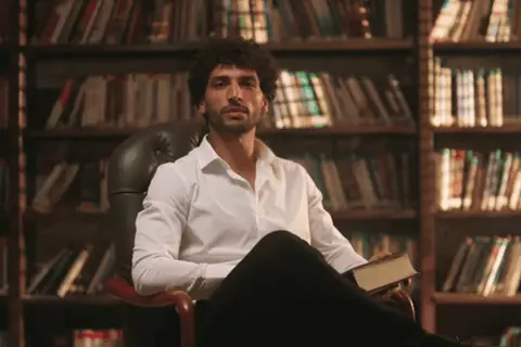 صفحة جديدة تبدأ بأساطير القلعة الأبيض.. كيف قدم الزمالك عمرو ناصر؟ (صور وفيديو)